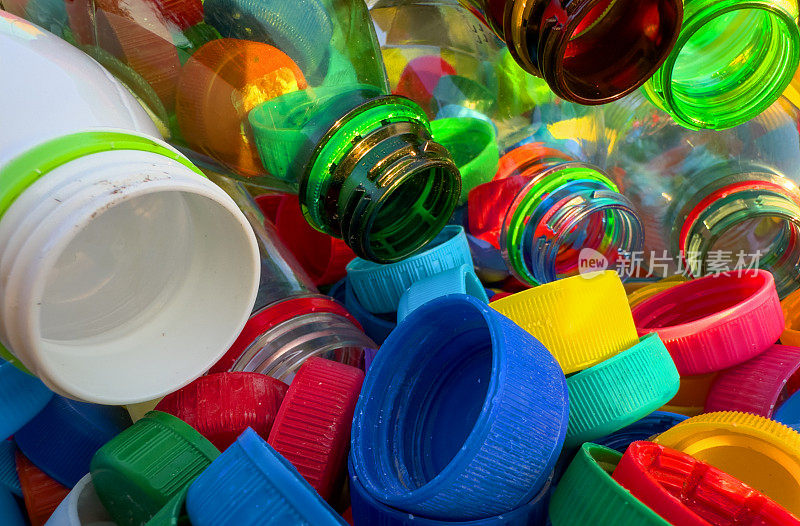 塑料回收。水瓶及塑胶瓶盖可循环再造。