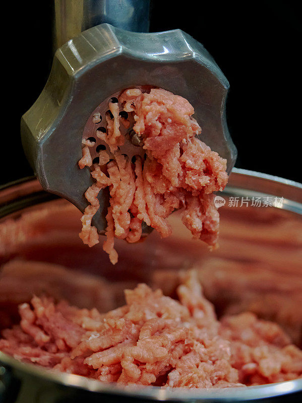 绞肉机将肉末旋转成肉片