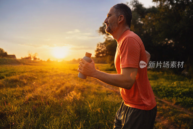 男子在户外慢跑