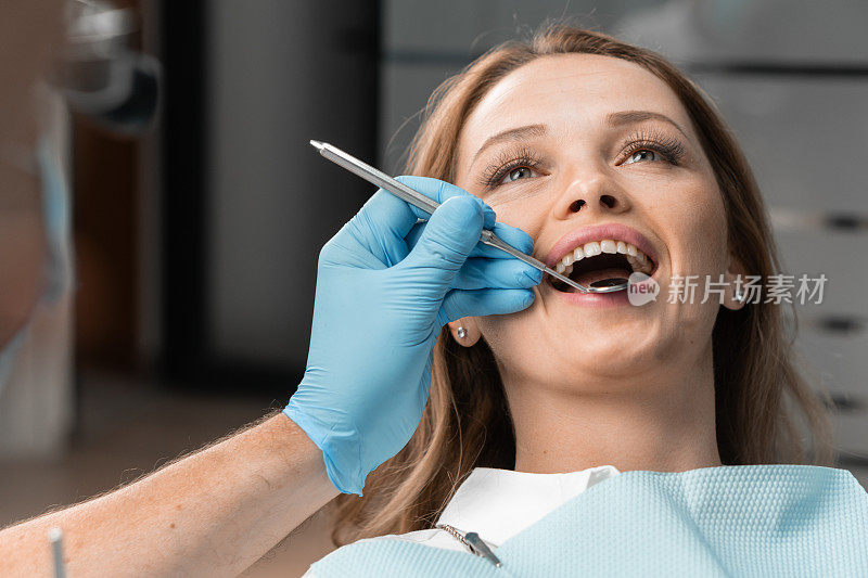 像真正的专家一样，医生会详细检查每颗牙齿，评估牙釉质、牙龈和牙齿健康的其他方面的状况。医生熟练使用牙科器械，提供完全专业的检查和诊断。