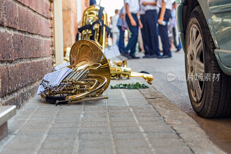 在曼切根镇广场的人行道上，管乐器和乐谱在当地乐队的休息时间。