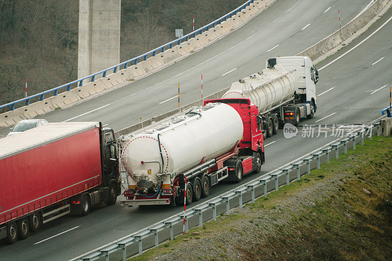 公路上的卡车