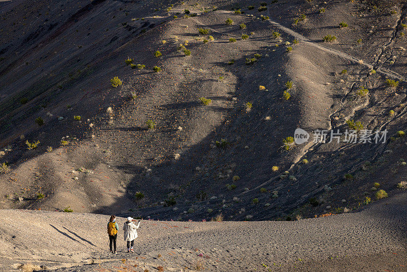 在美国死亡谷国家公园探索乌贝赫比巨大的火山场