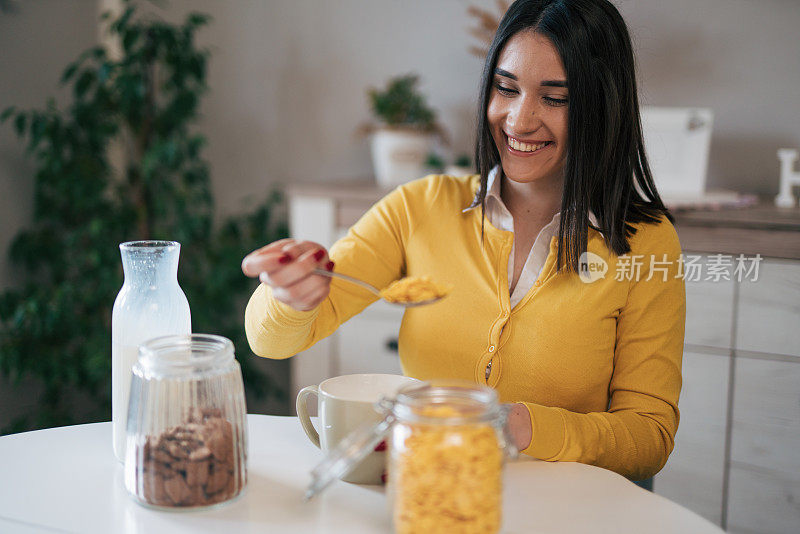 准备早餐的年轻女子