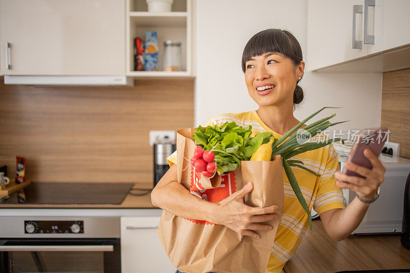 年轻女子从杂货店购物归来