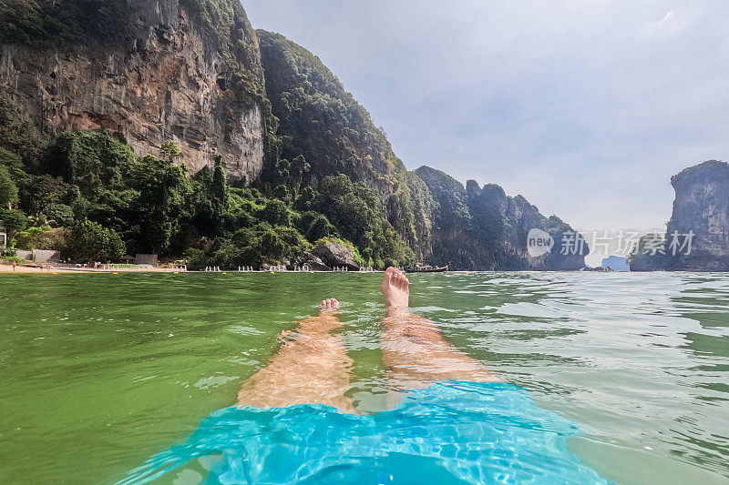 泰国安达曼海上漂浮着一个年轻人的脚