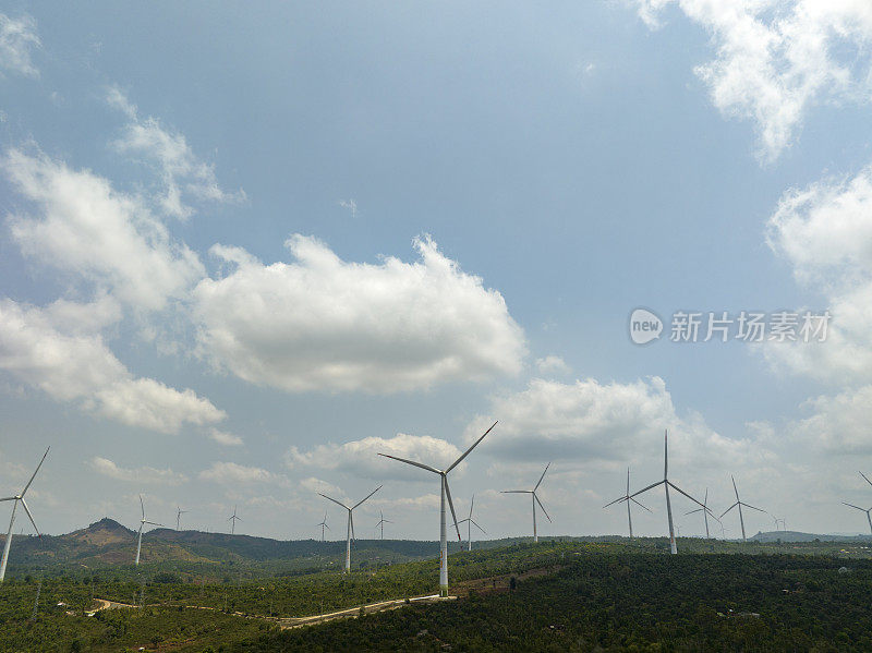 位于越南中部高地达克省一座小山上的风力发电厂