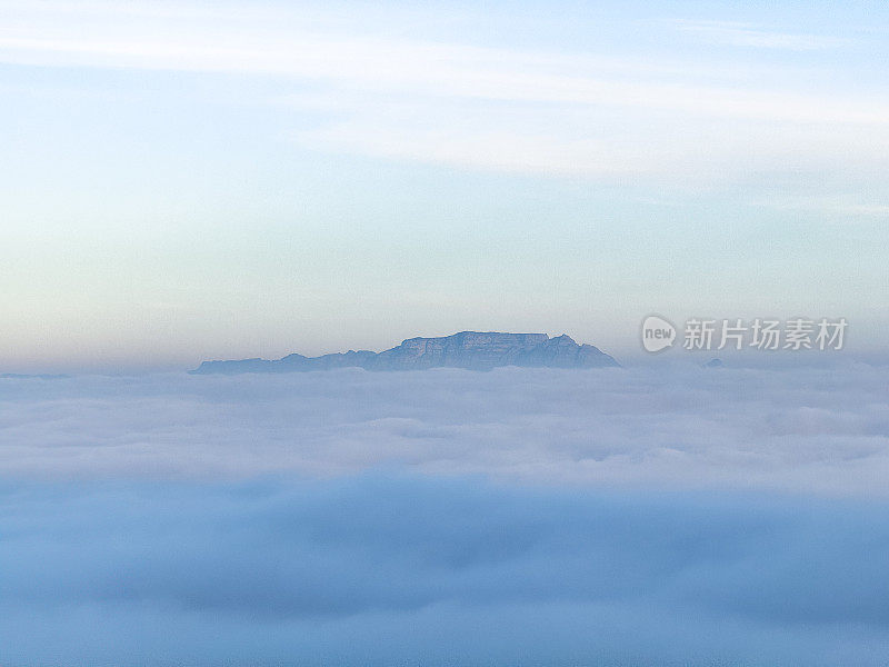 日出时的桌山在云层之上