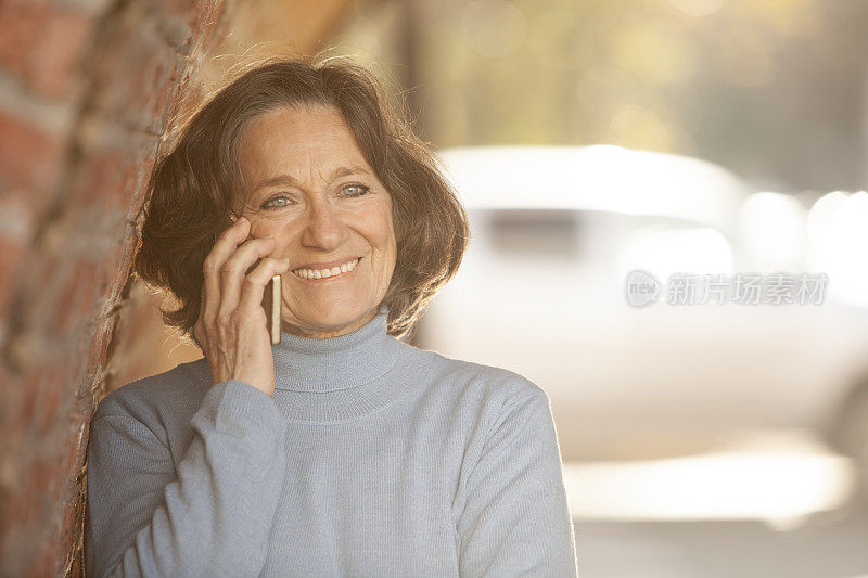 快乐的老年妇女有手机