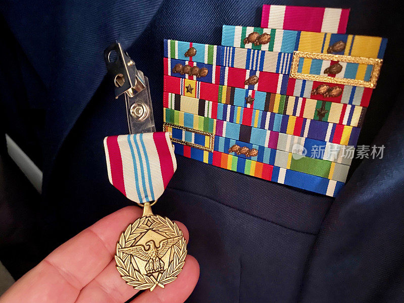 新获甲等军服奖章及其他绶带