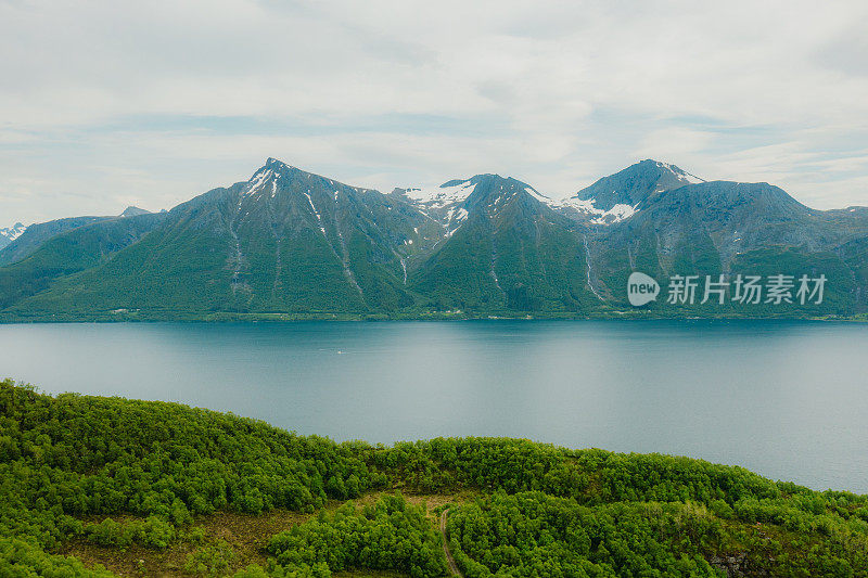鸟瞰田园夏日风景与峡湾和雪山的挪威，斯堪的纳维亚半岛
