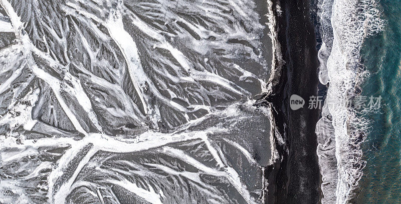 无人机拍摄的冰岛冰封的冰川河流入大海