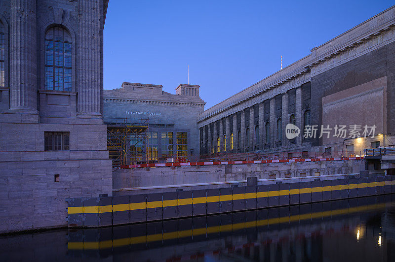 柏林佩加蒙博物馆建筑工地的夜景