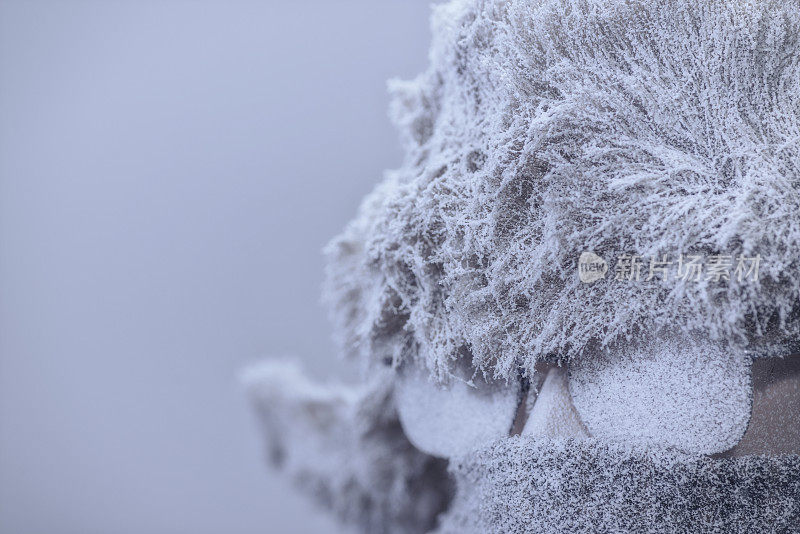 一个冰冻的男人被霜和雪覆盖的特写