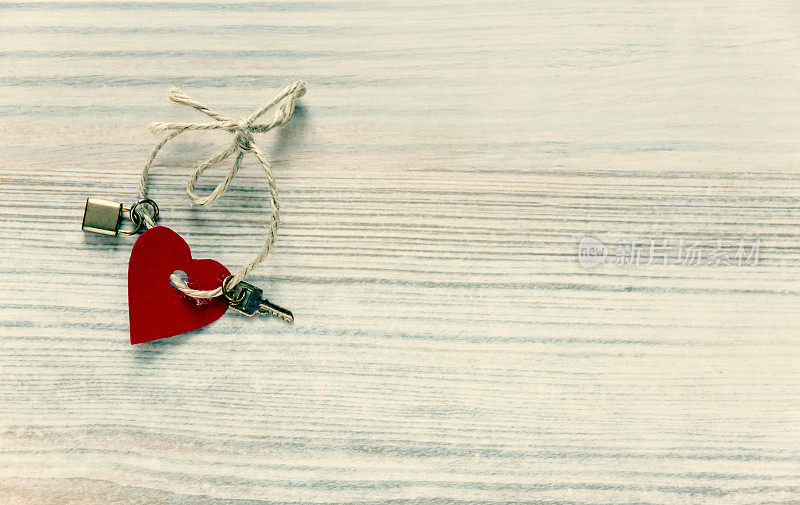一颗红心，一把小钥匙和一把锁，用辫子绑着