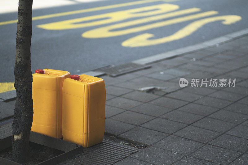 街上的黄色塑料鼓
