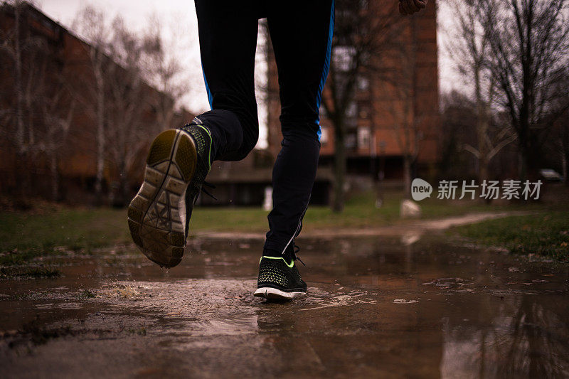 一个男人在雨中奔跑的照片