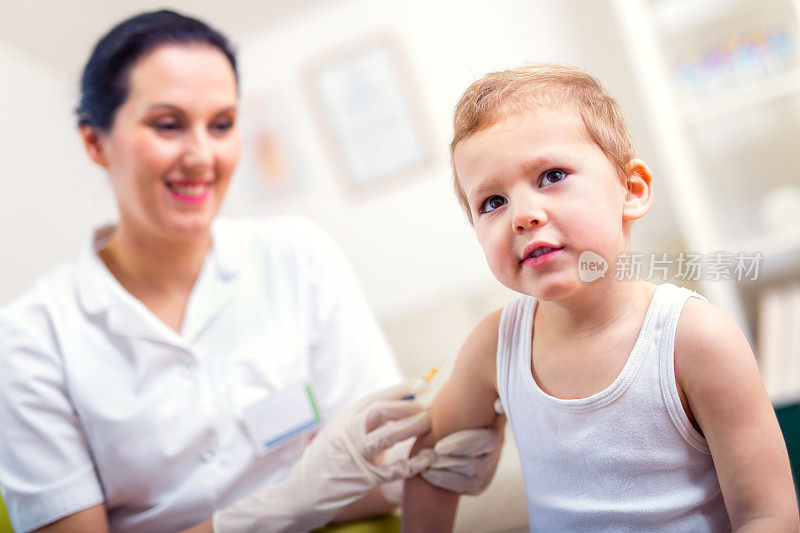 小儿科医生给小男孩接种疫苗