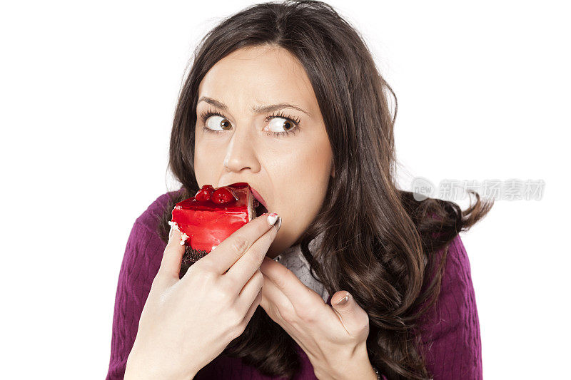 一个吃着草莓蛋糕的女人，一副有罪的样子