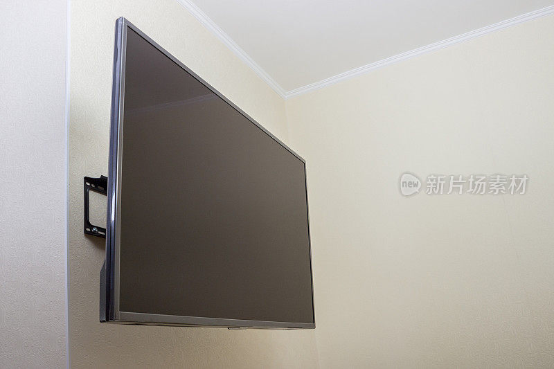 黑色LED电视电视屏幕实物模型，空白上白墙背景