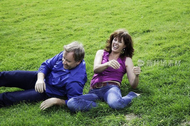 美丽成熟的夫妇在外面玩耍和大笑