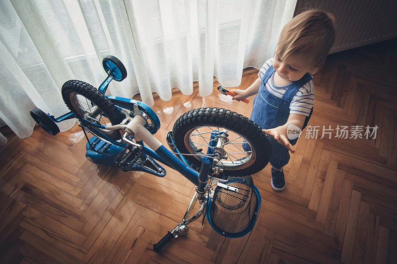 修理自行车的小男孩