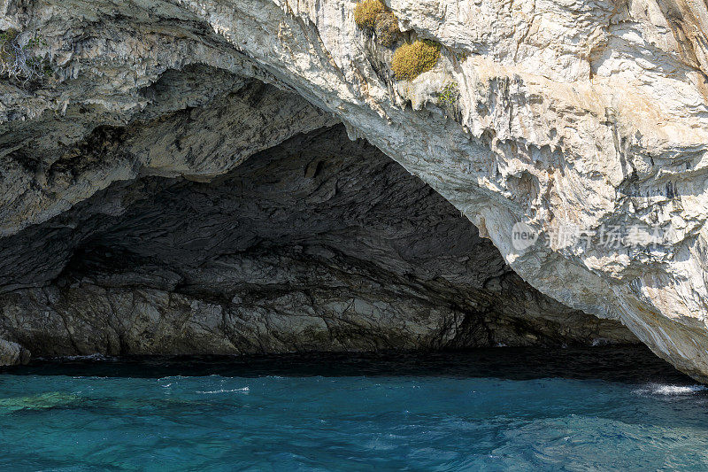 希腊爱奥尼亚群岛Meganissi岛的岩层和洞穴