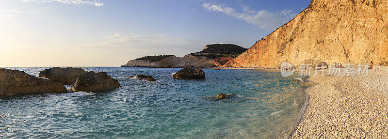 在Lefkada，爱奥尼亚群岛，希腊，日落的波尔图Katsiki海滩全景