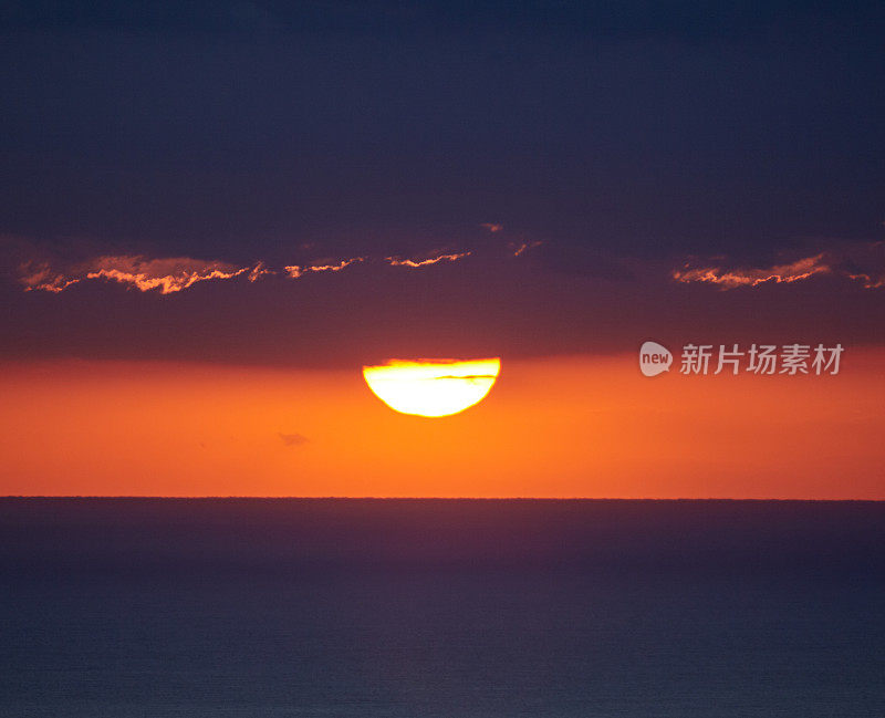 巴塞罗那的日出在天空中有着令人惊叹的色彩