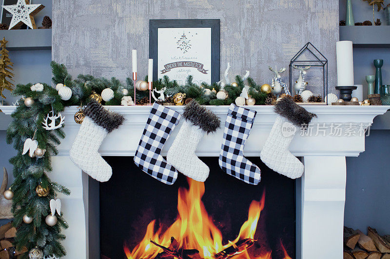 挂在壁炉上的圣诞袜
