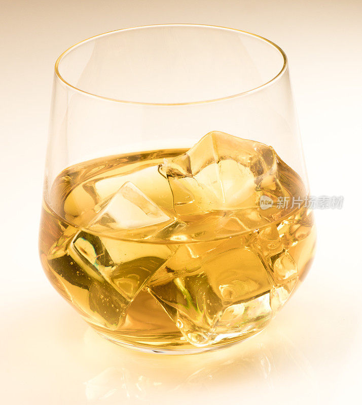 一杯威士忌加冰的白色背景，喝