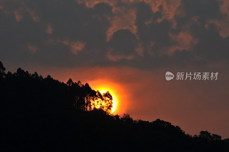 夕阳中的龙泉山