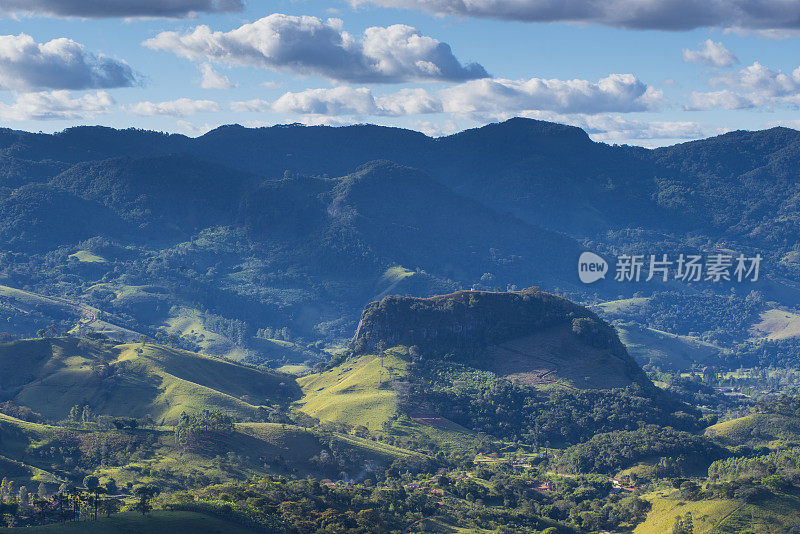 米纳斯吉拉斯南部的风景有山和树，Gon?alves