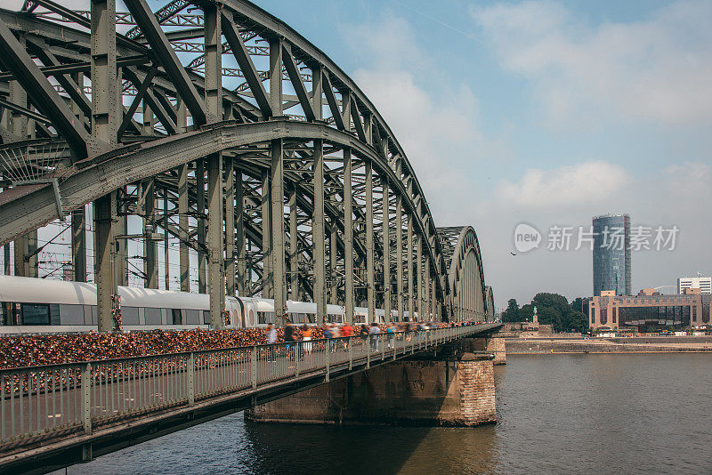 火车穿过科隆的霍亨索伦大桥