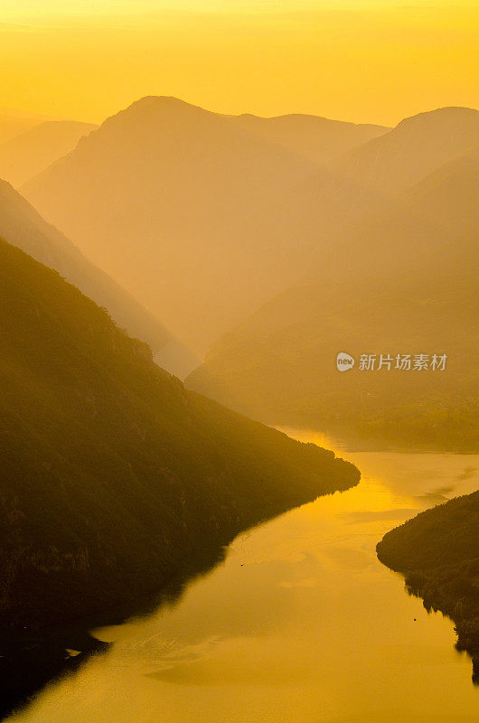 美丽的夏季景观显示河流流动之间的山脉