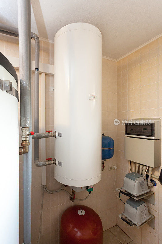 家居锅炉房拥有现代化的新型固体燃料锅炉、采暖电热水系统及管道