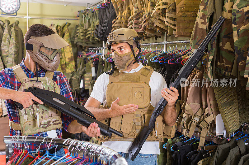军品市场上穿着军装拿着枪的人