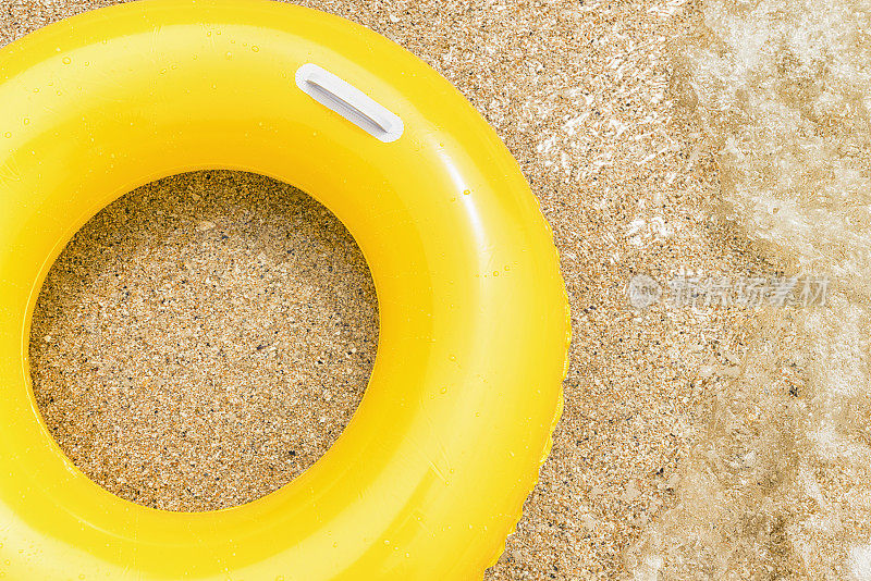 充气的蓝色橡胶圈从上面的沙子上。