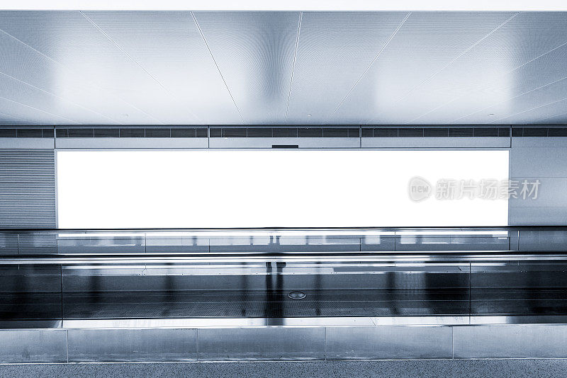 空荡荡的广告牌和现代化的国际机场自动扶梯
