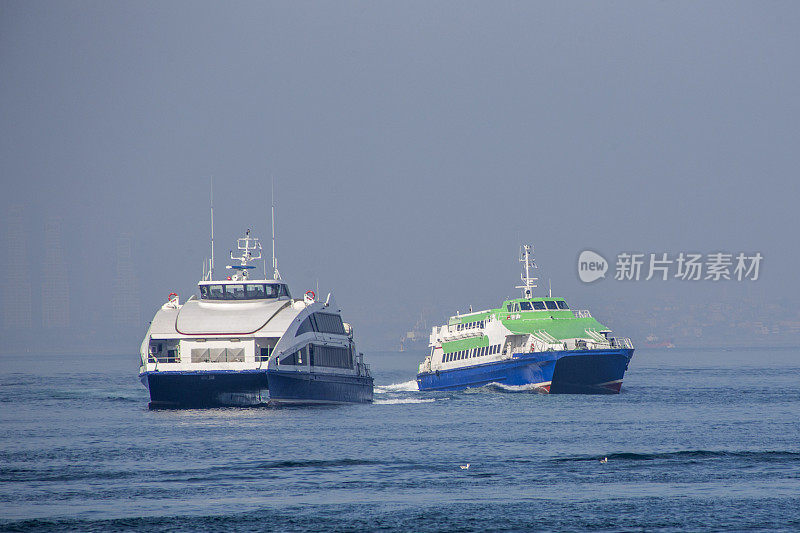 传统的客船在土耳其伊斯坦布尔卡迪科伊附近的博斯普鲁斯海岸航行