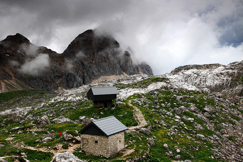 朱利安阿尔卑斯的特里格拉夫湖山谷，雨云笼罩着小屋