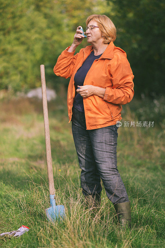 年长妇女在园艺工作中使用吸入器