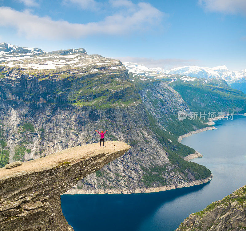 运动女人在挪威巨魔通加摆姿势