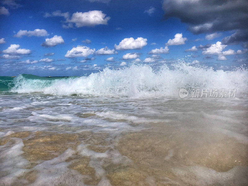 大西洋海浪，就像在天堂岛巴哈马看到的那样。