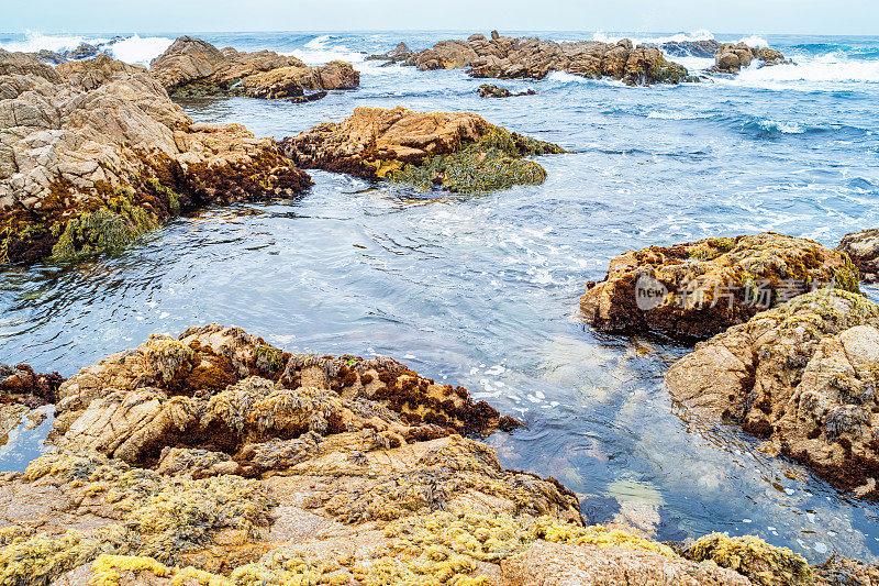 加州蒙特雷阿西洛玛海滩崎岖的海岸线