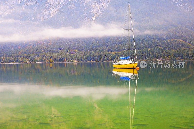 孤独的帆船在黎明的阿钦湖-田园般的蒂罗尔雪山，奥地利