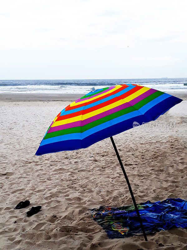 色彩斑斓的遮阳伞