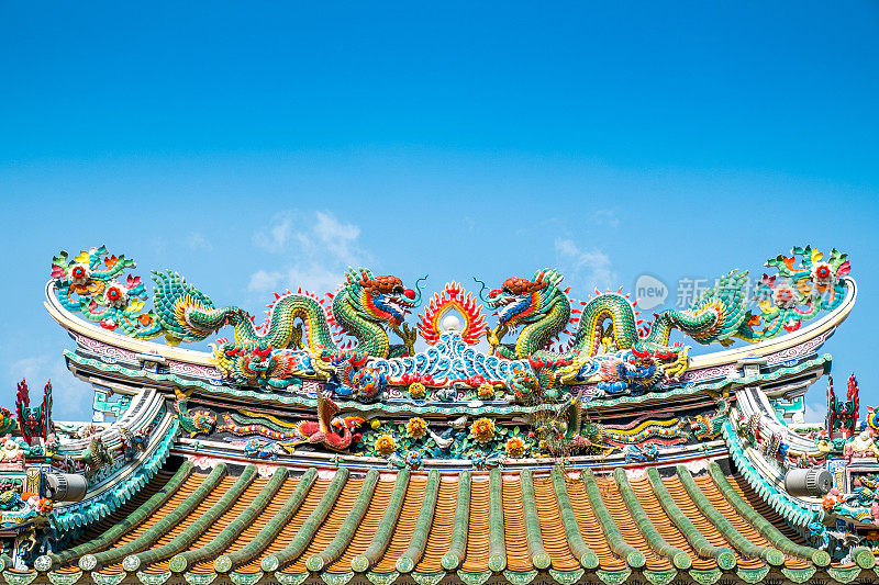 中国寺庙屋顶上的双龙