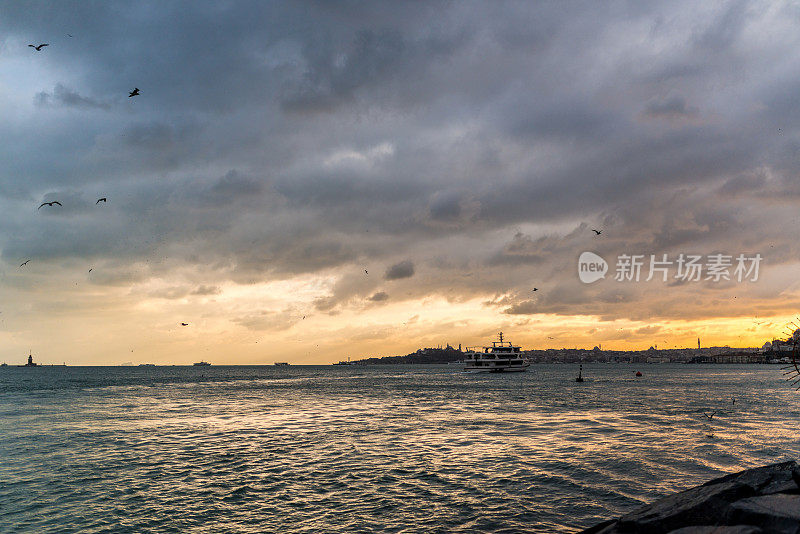 日落时分，土耳其伊斯坦布尔的博斯普鲁斯海峡