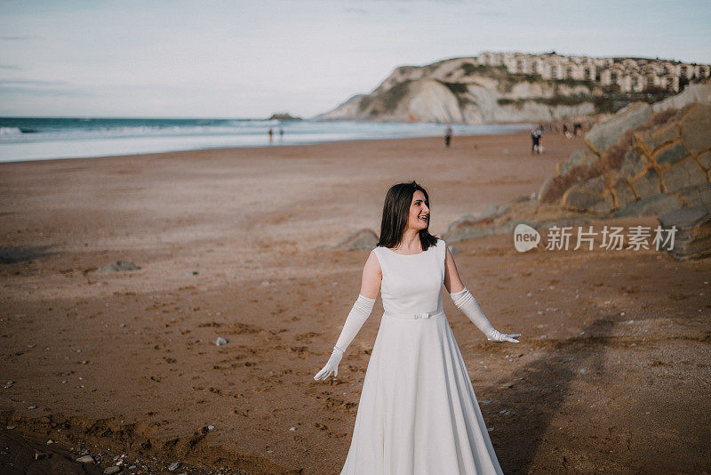 海滩上穿着婚纱的女人